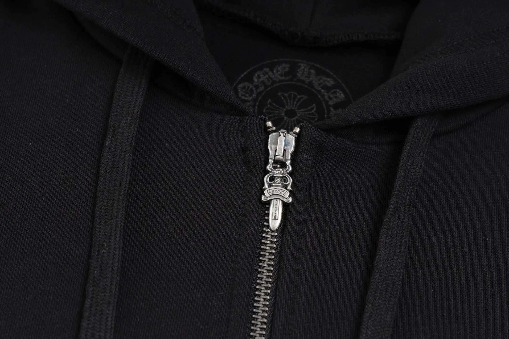 🅿️520 [Exclusive supply] CH Crow Heart Horseshoe Unicorn Arm Hooded Jacket (Black) The original version was purchased and developed for 15,999. The fabric is made of 420g double-ply double yarn pure cotton terry fabric. The texture is thick and soft, comfortable and stylish to wear. The fabric has been specially treated to have good breathability and warmth, making it suitable for all seasons. The jacket adopts the imported machine white ink direct injection process, showing exquisite printing in multiple parts, including the iconic horseshoes, unicorn arms and Sanskrit patterns, and the details are processed to perfection. The whole product is produced on the assembly line of a large factory, with exquisite workmanship and fine and neat stitching. The version is designed in a loose oversize style and can be worn by both men and women, making it an ideal choice for couples. The zipper closure makes it easy to put on and take off, and the hooded style adds a casual feel. This jacket has been strictly controlled from fabric selection to production process, making it extremely valuable for both daily wear and collection. Size:S-M-L